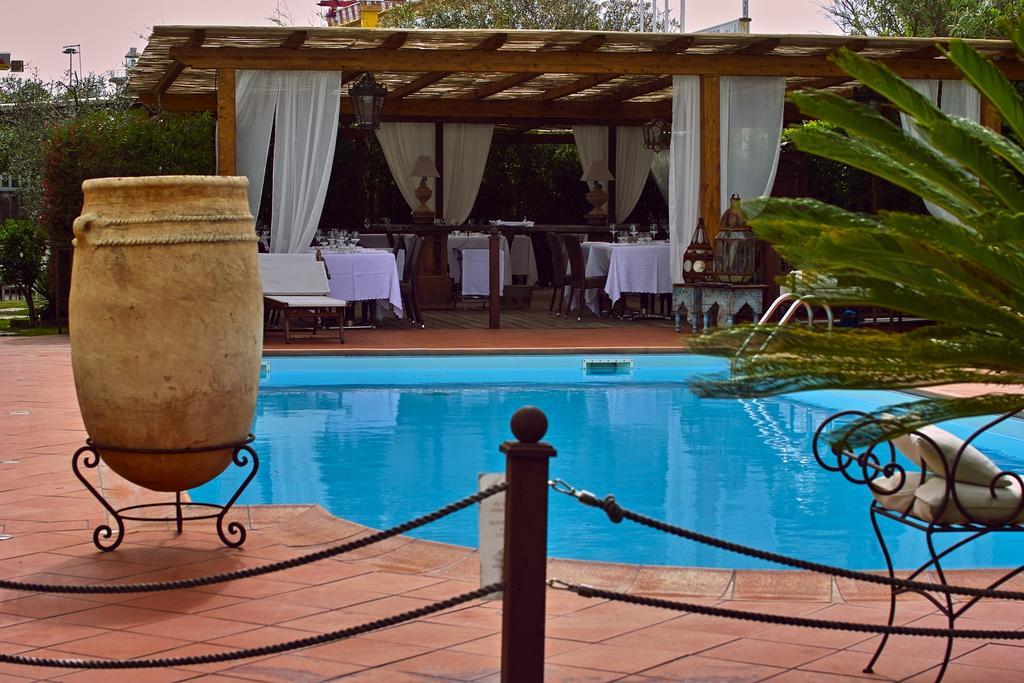 Hotel Atlantic Марина-ди-Каррара Экстерьер фото